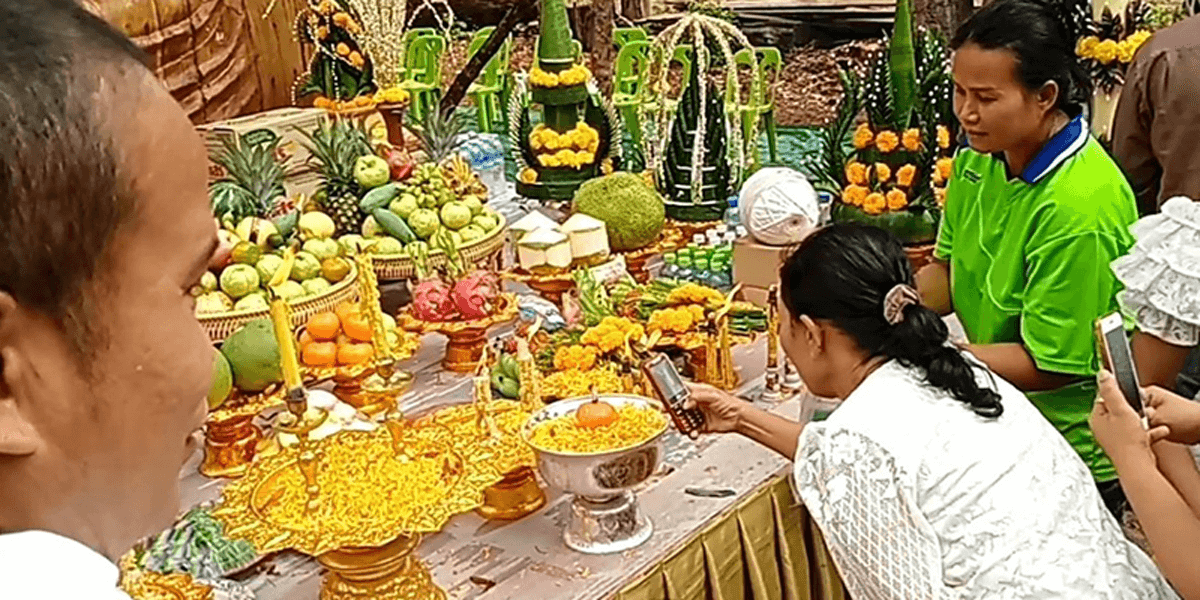 พิธีเบิกเนตรพระพุทธรูป แกะสลักไม้