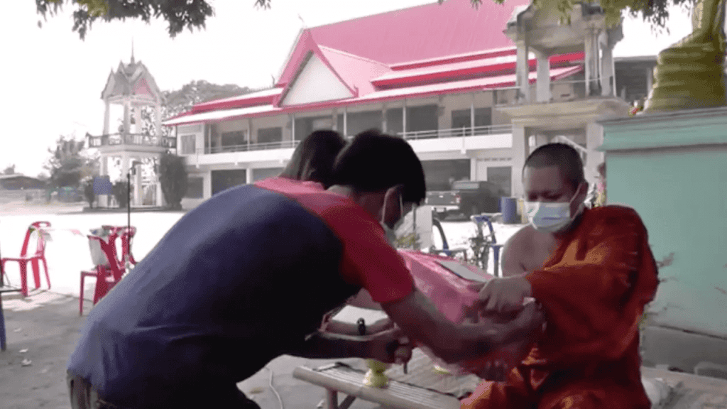 ชาวบ้านเดินทางมาร่วมทำบุญ